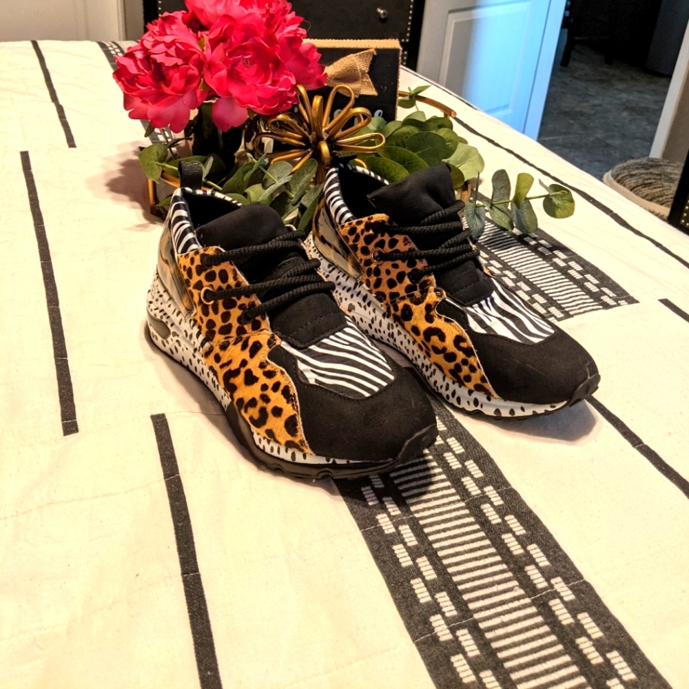 Very trendy pair of tennis shoes